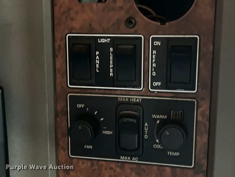 image for item LD9419 2007 Kenworth W900 semi truck