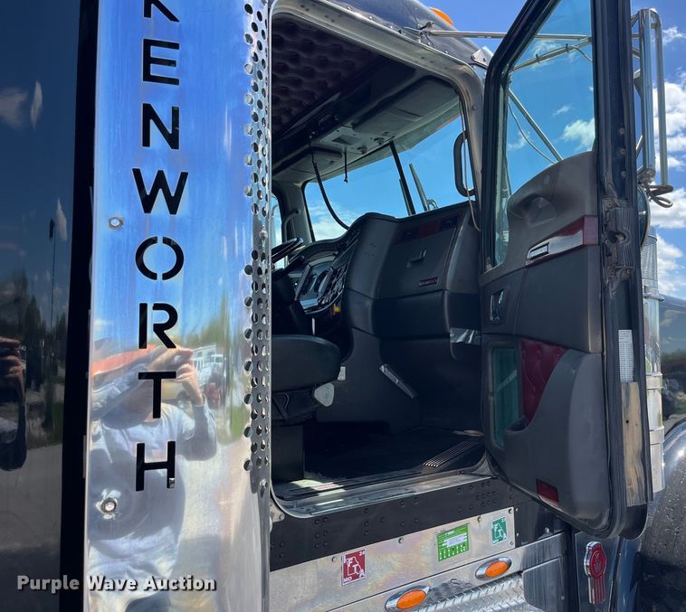image for item LD9419 2007 Kenworth W900 semi truck