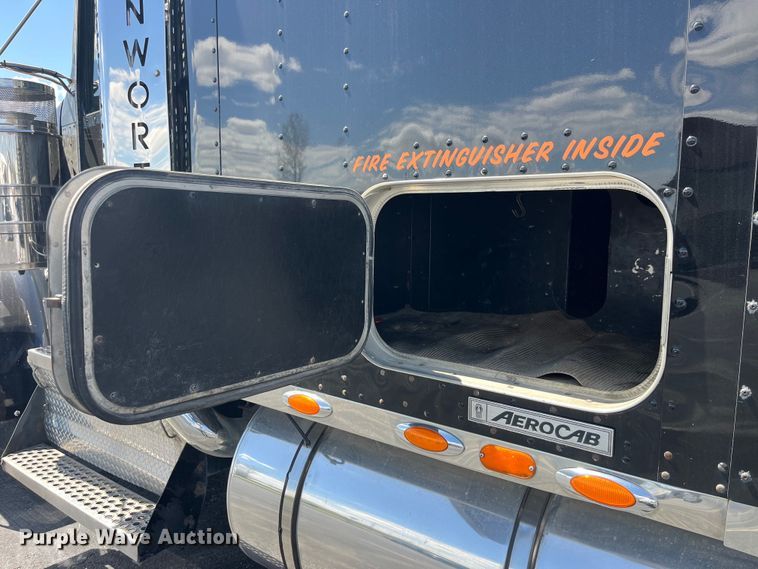 image for item LD9419 2007 Kenworth W900 semi truck