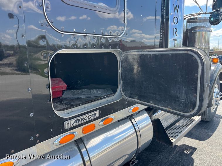 image for item LD9419 2007 Kenworth W900 semi truck