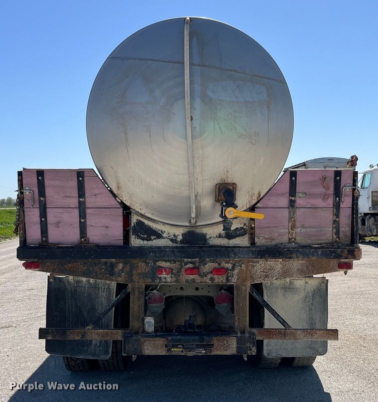 image for item LD9431 1988 White GMC WCM flatbed truck