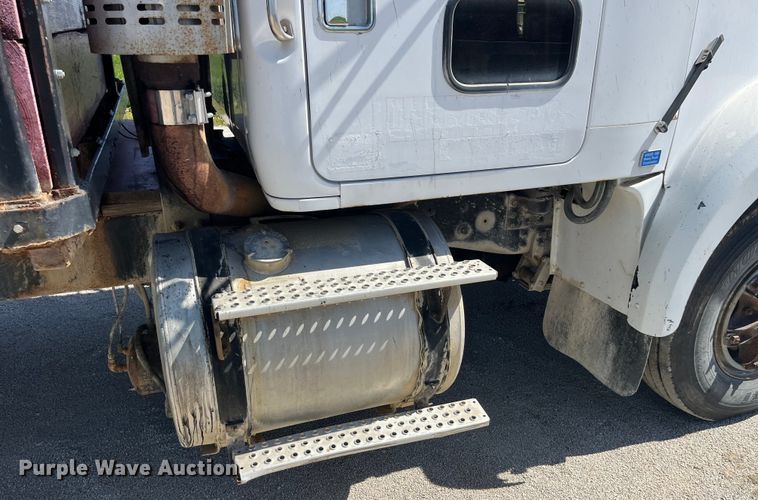 image for item LD9431 1988 White GMC WCM flatbed truck