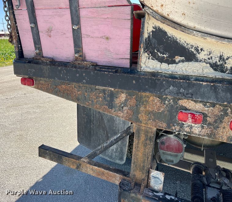 image for item LD9431 1988 White GMC WCM flatbed truck