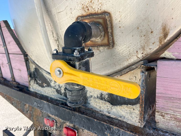 image for item LD9431 1988 White GMC WCM flatbed truck