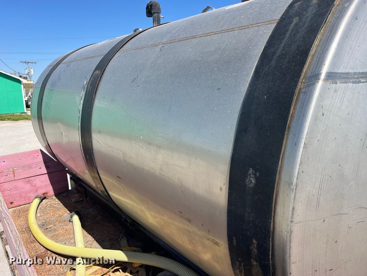 image for item LD9431 1988 White GMC WCM flatbed truck