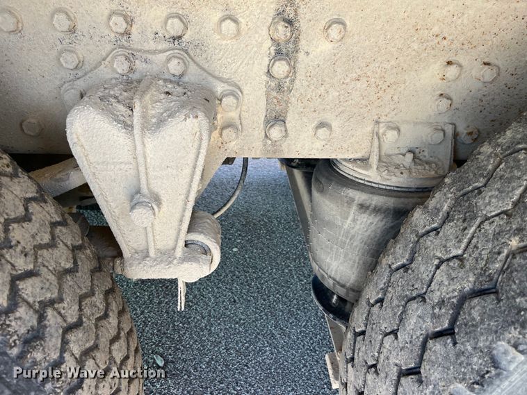 image for item LD9431 1988 White GMC WCM flatbed truck