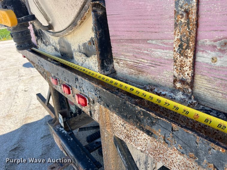 image for item LD9431 1988 White GMC WCM flatbed truck