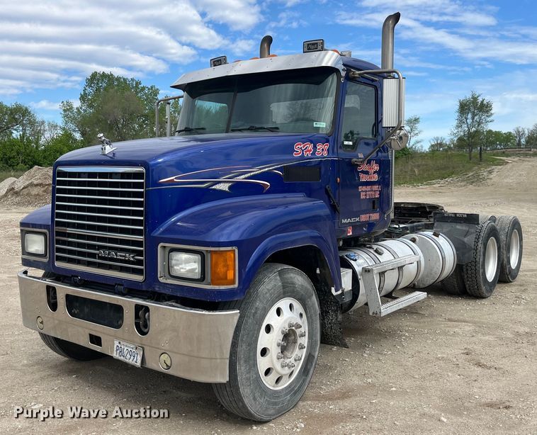 image for item LD9458 2013 Mack  CHU613 semi truck