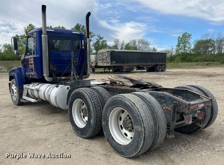 image for item LD9458 2013 Mack  CHU613 semi truck