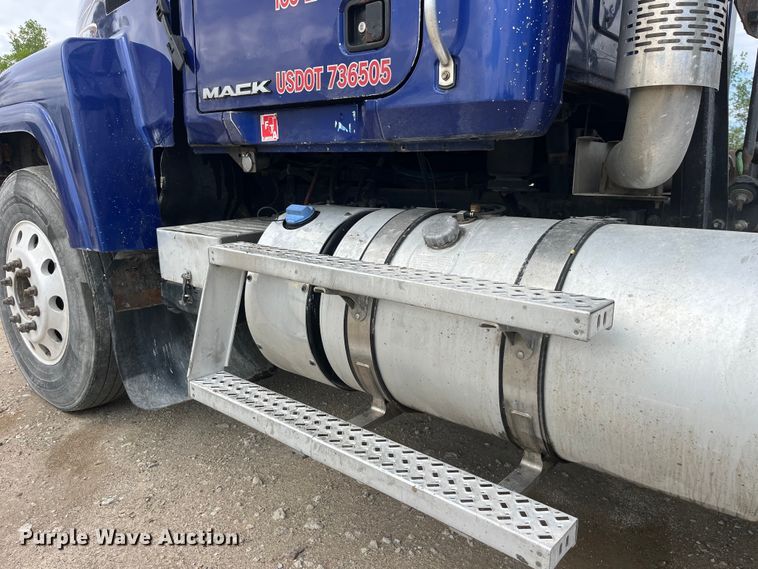 image for item LD9458 2013 Mack  CHU613 semi truck