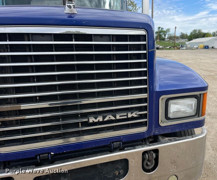 image for item LD9458 2013 Mack  CHU613 semi truck