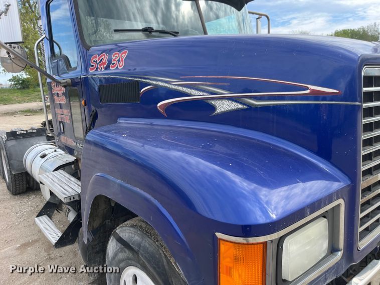 image for item LD9458 2013 Mack  CHU613 semi truck