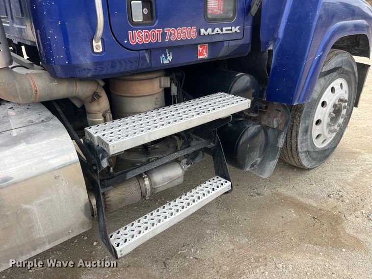 image for item LD9458 2013 Mack  CHU613 semi truck