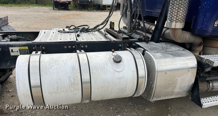 image for item LD9458 2013 Mack  CHU613 semi truck