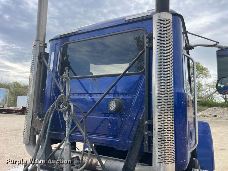 image for item LD9458 2013 Mack  CHU613 semi truck