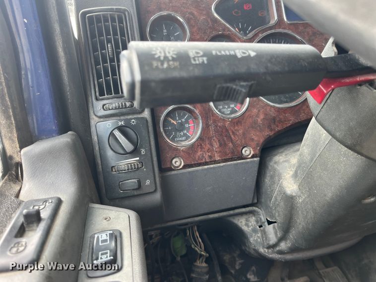 image for item LD9458 2013 Mack  CHU613 semi truck