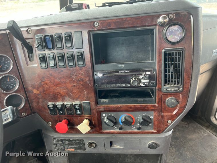 image for item LD9458 2013 Mack  CHU613 semi truck