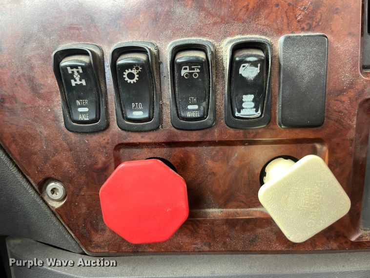 image for item LD9458 2013 Mack  CHU613 semi truck