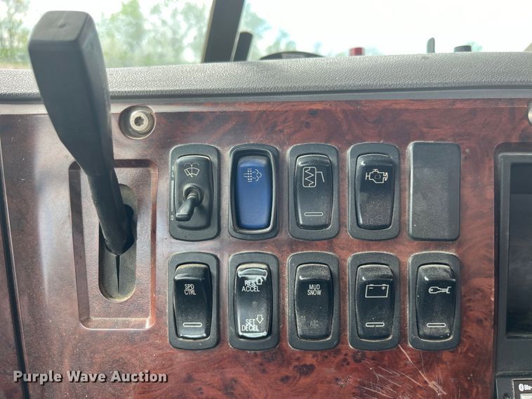 image for item LD9458 2013 Mack  CHU613 semi truck