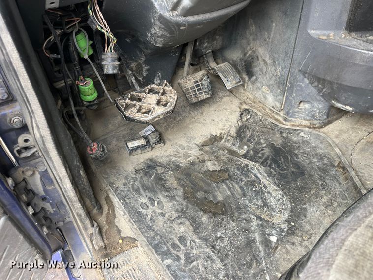 image for item LD9458 2013 Mack  CHU613 semi truck