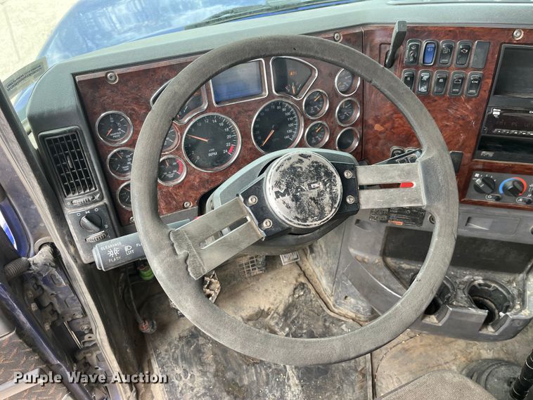 image for item LD9458 2013 Mack  CHU613 semi truck