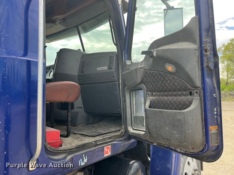 image for item LD9458 2013 Mack  CHU613 semi truck