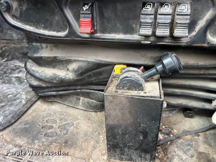 image for item LD9458 2013 Mack  CHU613 semi truck