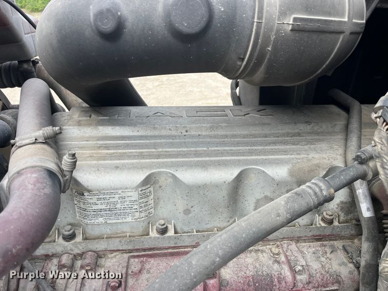 image for item LD9458 2013 Mack  CHU613 semi truck