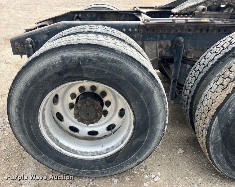 image for item LD9458 2013 Mack  CHU613 semi truck