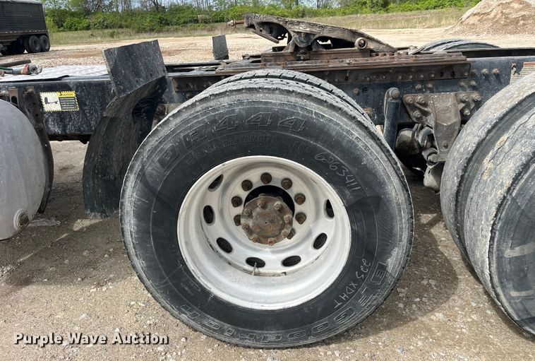 image for item LD9458 2013 Mack  CHU613 semi truck