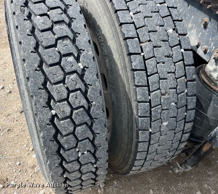 image for item LD9458 2013 Mack  CHU613 semi truck