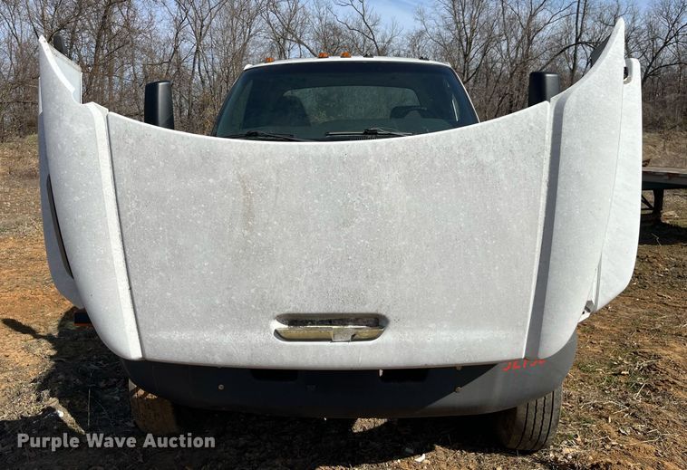 image for item LE9020 2003 Chevrolet  C7500 truck cab and chassis