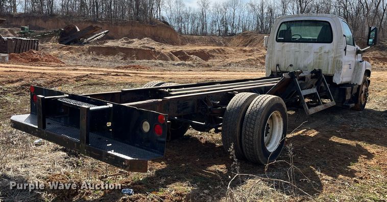 image for item LE9020 2003 Chevrolet  C7500 truck cab and chassis