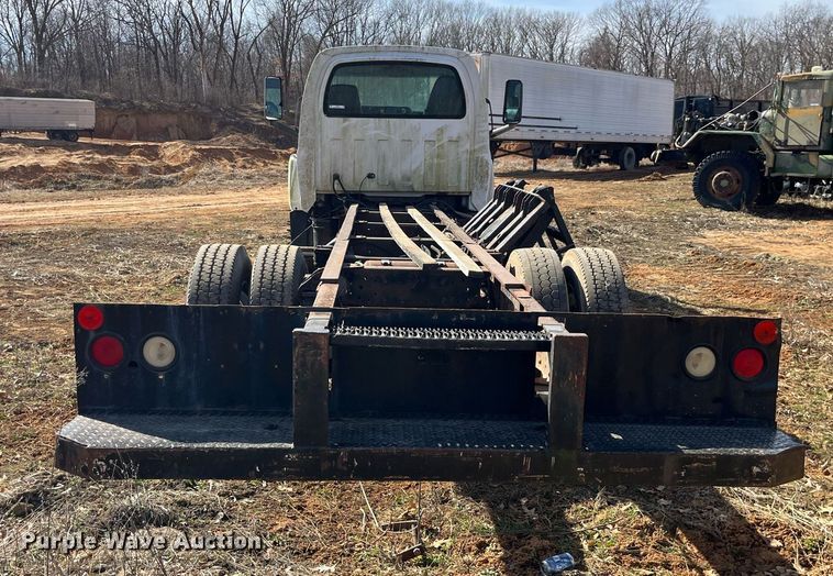 image for item LE9020 2003 Chevrolet  C7500 truck cab and chassis