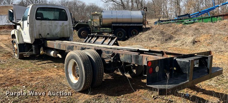 image for item LE9020 2003 Chevrolet  C7500 truck cab and chassis