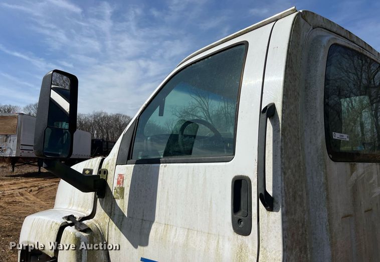 image for item LE9020 2003 Chevrolet  C7500 truck cab and chassis