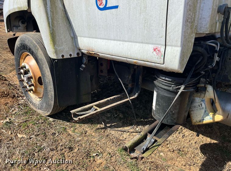 image for item LE9020 2003 Chevrolet  C7500 truck cab and chassis