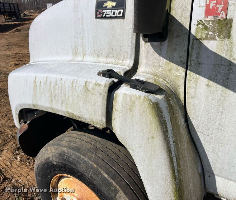 image for item LE9020 2003 Chevrolet  C7500 truck cab and chassis