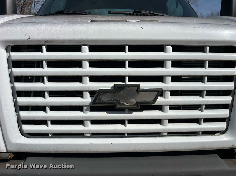 image for item LE9020 2003 Chevrolet  C7500 truck cab and chassis