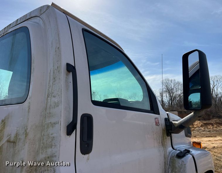 image for item LE9020 2003 Chevrolet  C7500 truck cab and chassis