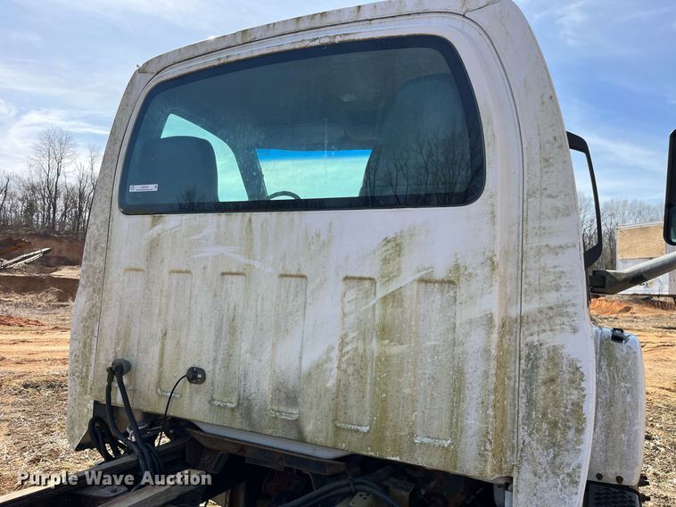 image for item LE9020 2003 Chevrolet  C7500 truck cab and chassis