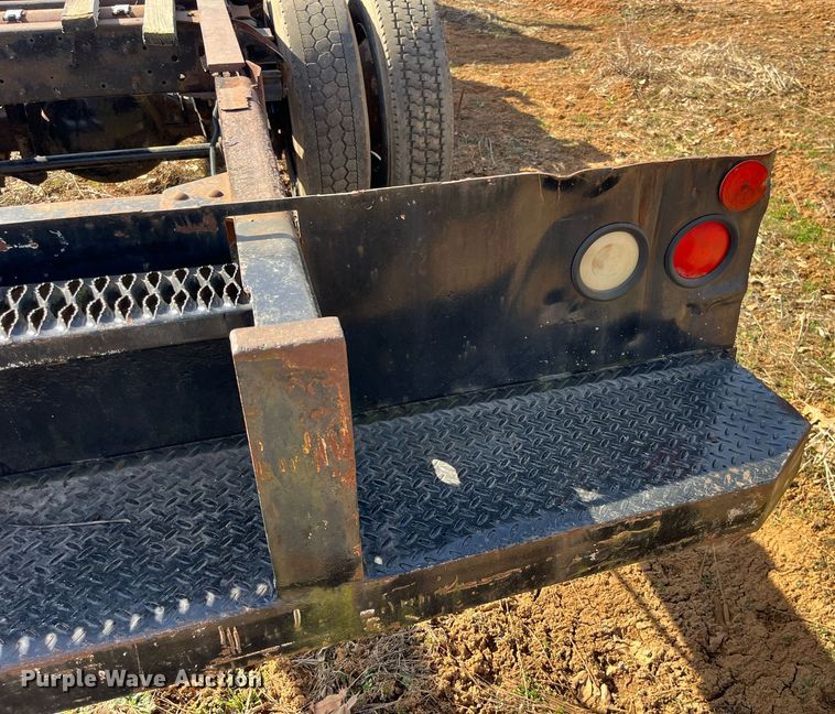 image for item LE9020 2003 Chevrolet  C7500 truck cab and chassis