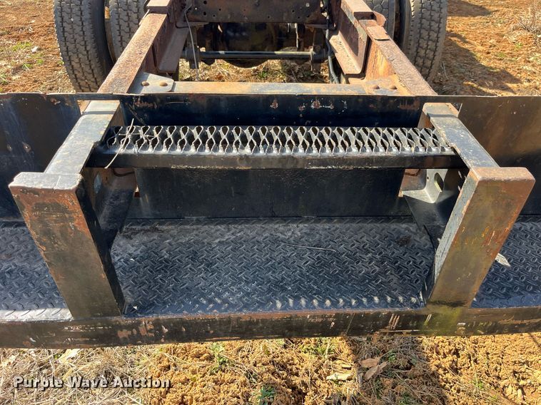 image for item LE9020 2003 Chevrolet  C7500 truck cab and chassis