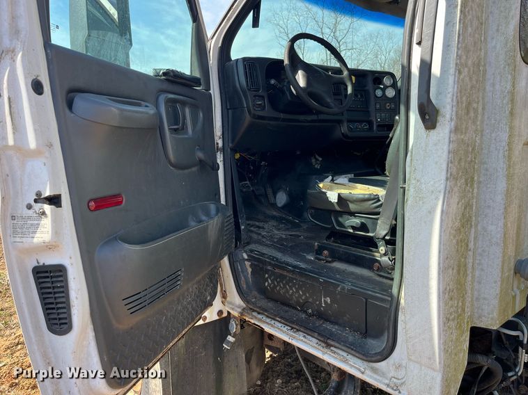 image for item LE9020 2003 Chevrolet  C7500 truck cab and chassis