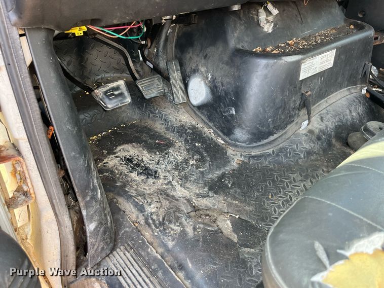 image for item LE9020 2003 Chevrolet  C7500 truck cab and chassis