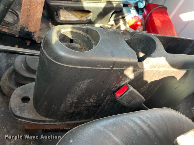 image for item LE9020 2003 Chevrolet  C7500 truck cab and chassis