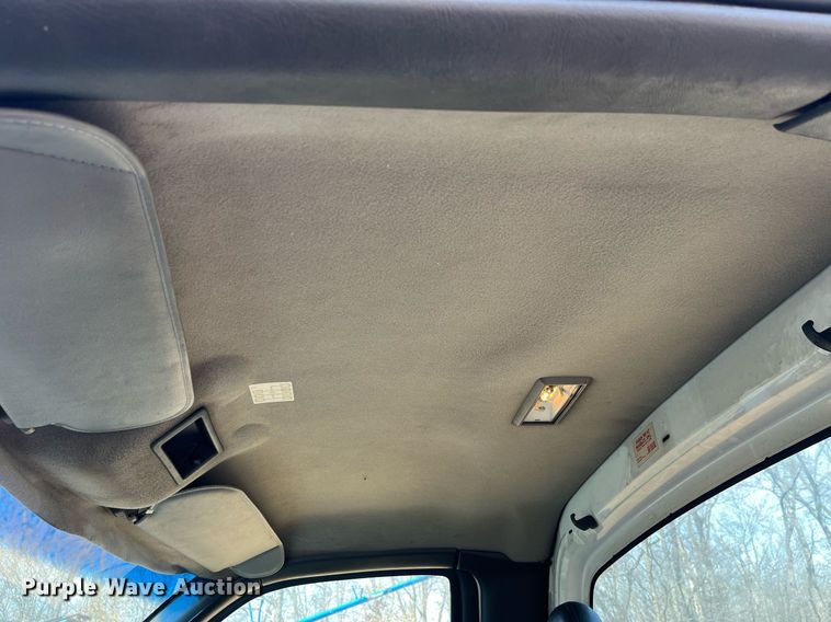 image for item LE9020 2003 Chevrolet  C7500 truck cab and chassis