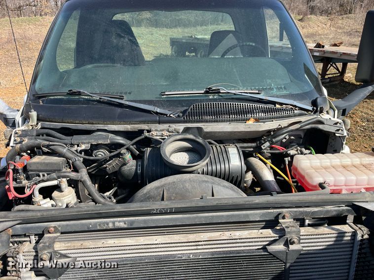 image for item LE9020 2003 Chevrolet  C7500 truck cab and chassis