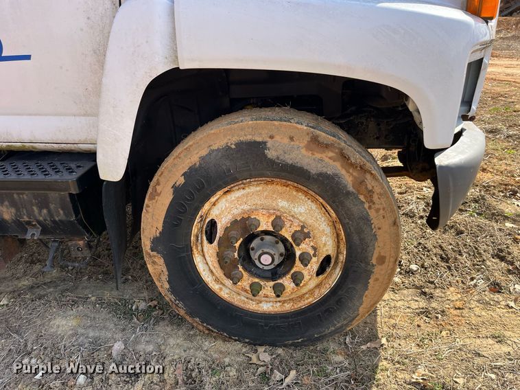 image for item LE9020 2003 Chevrolet  C7500 truck cab and chassis