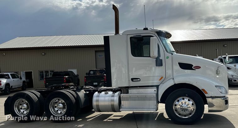 image for item LR9294 2016 Peterbilt  579 semi truck